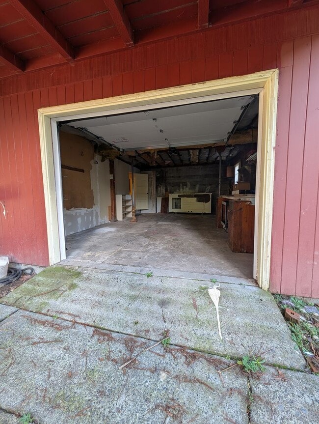 Building Photo - Available Now in Navy Yard City! New Floors & Paint! Tons of Space & Storage.