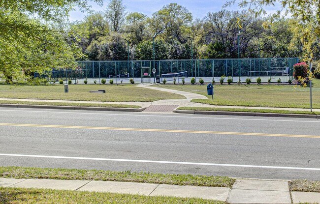 Building Photo - 2785 Lake Forest Dr