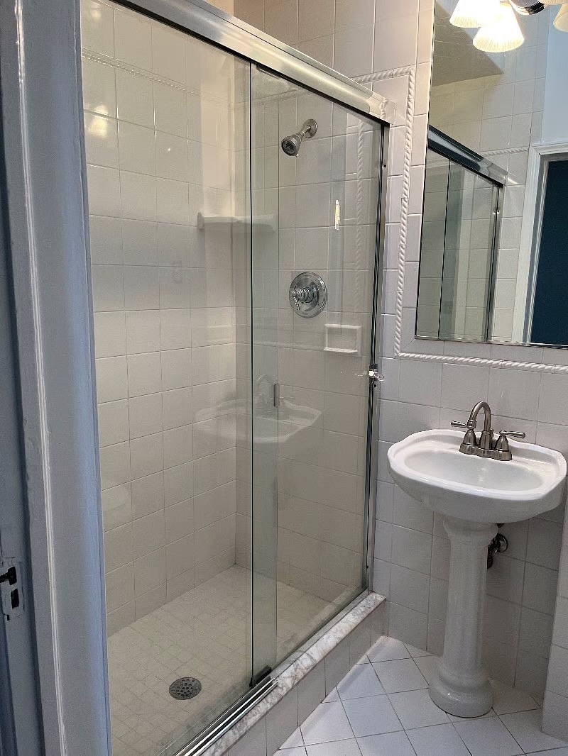 Large bathrooms - 473 State St