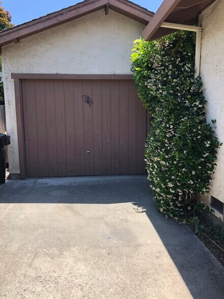 1 1/2 garage with shelves - 870 Coolidge Ave