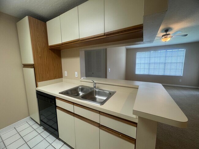 Building Photo - 7667 N Wickham Rd