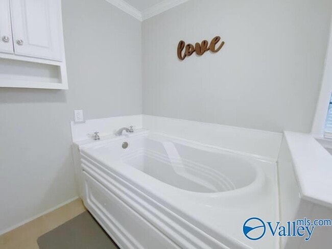 Building Photo - 12005 Greenleaf Dr SE