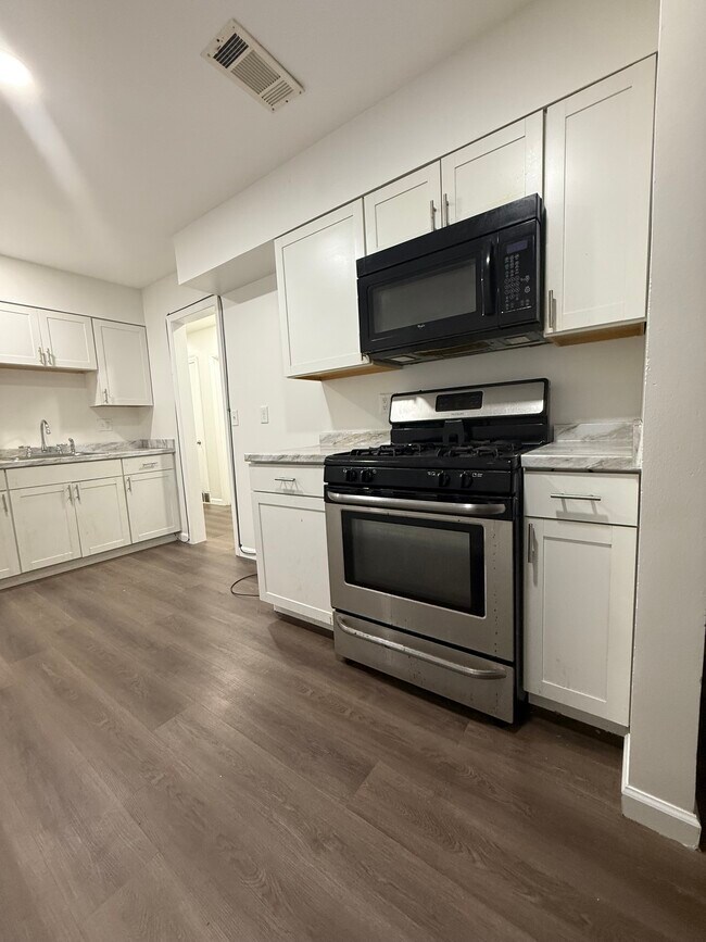 Building Photo - 3992 Ridgedale St