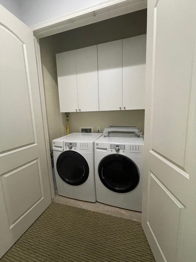 Washer/dryer - 124 N California St