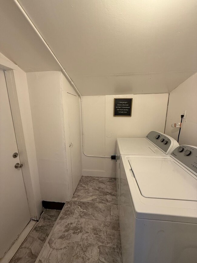 Building Photo - Charming 2 Bedroom 1 Bath Home