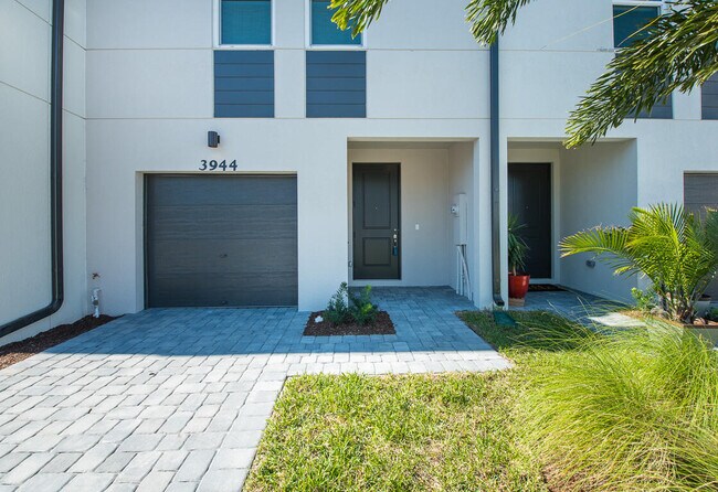 Building Photo - 3944 SE Caladium Ct