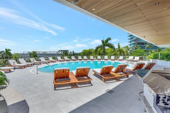 Building Photo - 2655 S Bayshore Dr