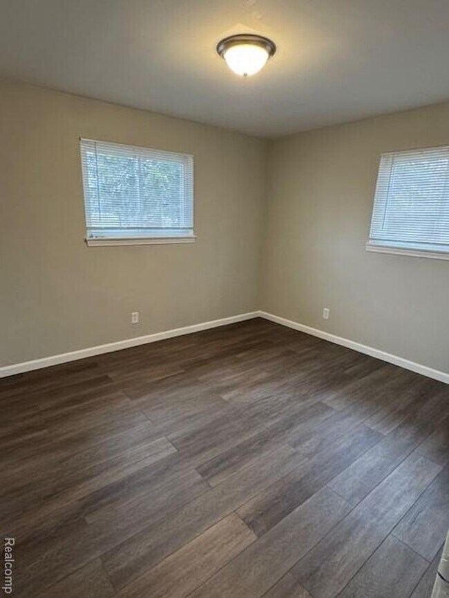 Building Photo - WELCOME TO THIS BEAUTIFULLY UPDATED, LIGHT-FILLED RANCH HOME IN TROY 4 BEDROOMS 2 BATHS SITTING O...