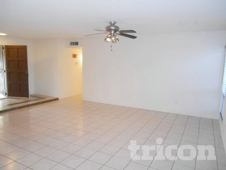 Building Photo - 1128 W Hermosa Dr