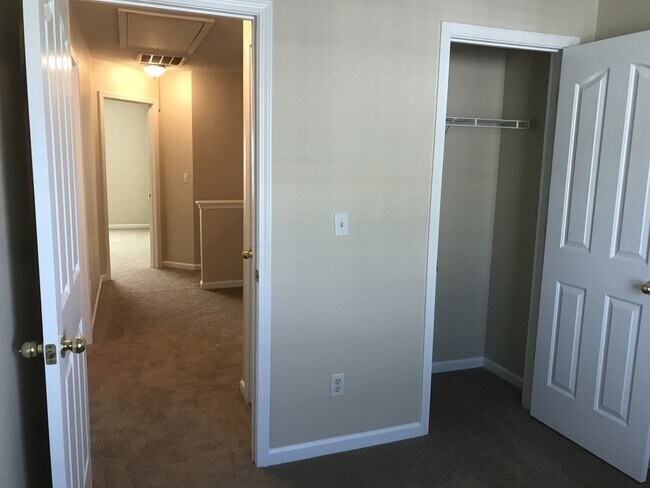 Building Photo - 3 Bedroom  2.5 Bath townhome located at  T...