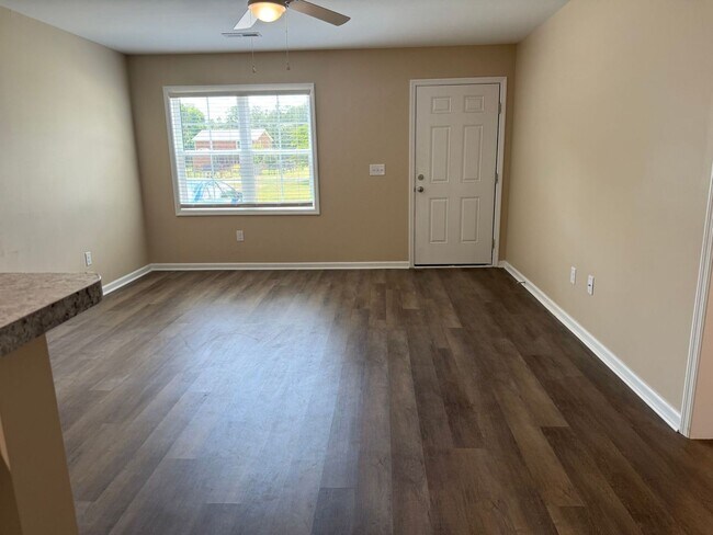 Building Photo - Nice  2 Bedroom, 2 bath duplex.