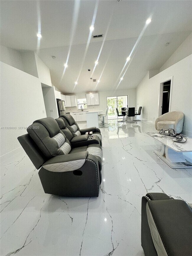 Building Photo - 1716 NE 6th Pl