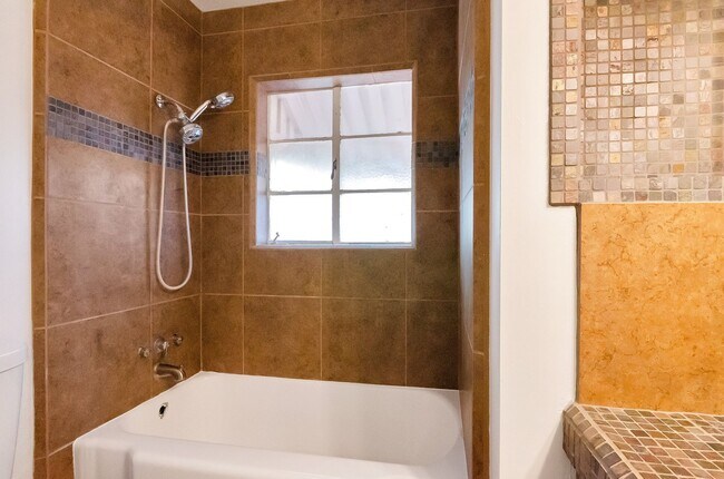 Building Photo - SFR in CENTRAL LOCATION - CLOSE TO U OF A