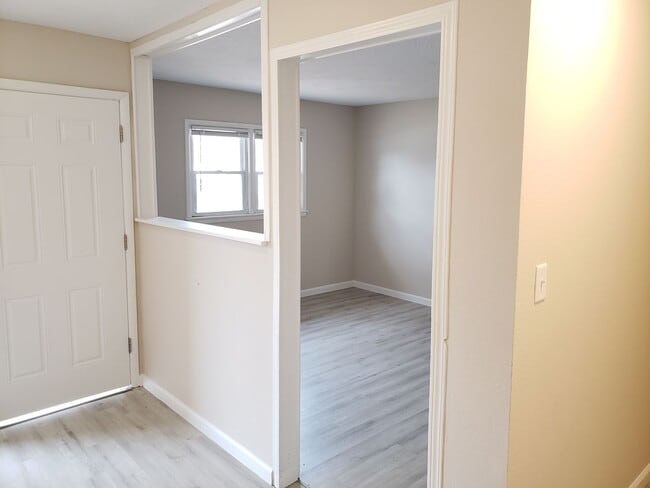 Building Photo - SPACIOUS 3 BEDROOM 2 BATH AVAILABLE NOW!!