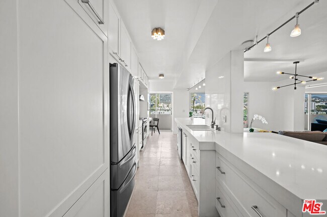 Building Photo - 838 N Doheny Dr