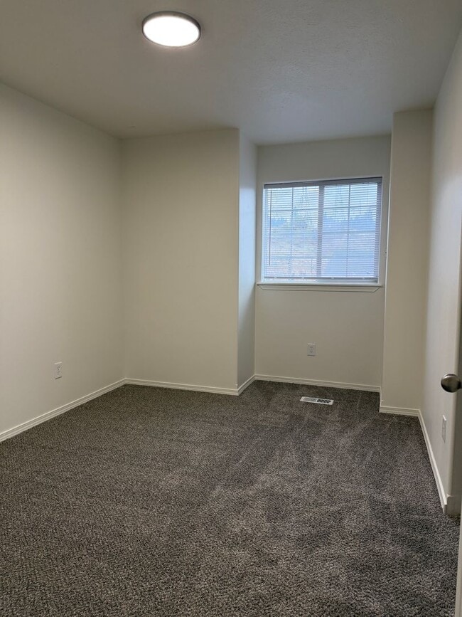 Building Photo - 4 Bedroom Duplex for Rent