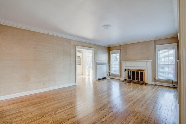 Building Photo - 2225 E Woodstock Pl