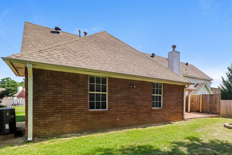 Building Photo - 9441 Club Walk Ct