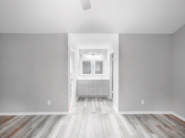 Building Photo - 8818 Grape St