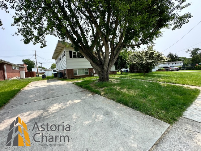 Building Photo - Spacious 4 Bedroom + Den Home with Private...