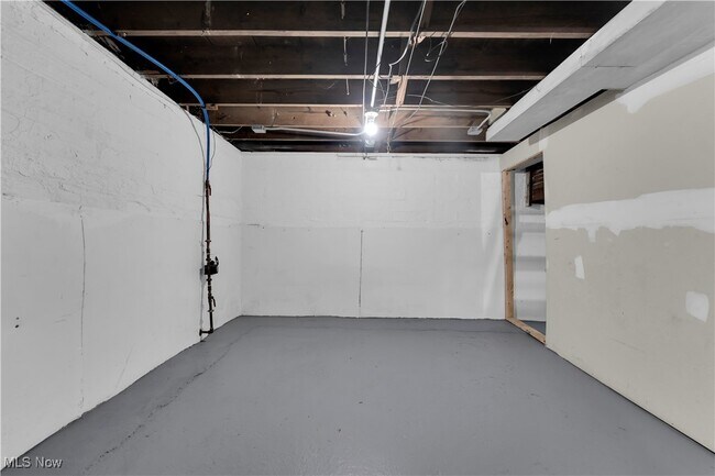 Building Photo - 15602 Walden Ave