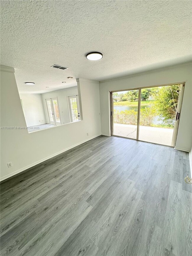 Building Photo - 1845 Vista Way