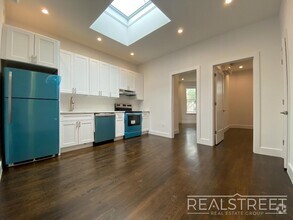 Building Photo - Stunning New 2 Bed in Ridgewood Townhouse