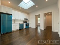 Building Photo - Stunning New 2 Bed in Ridgewood Townhouse