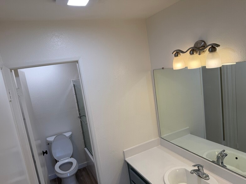 Building Photo - 3832 Chelsea Dr