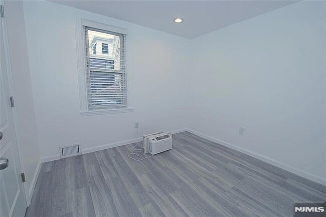 Building Photo - 454 Undercliff Ave
