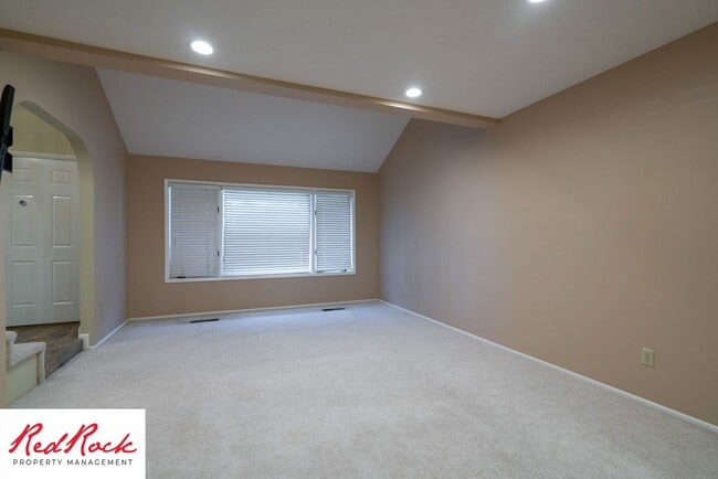 Building Photo - Spacious 5 Bedroom Home in A Quiet Communi...