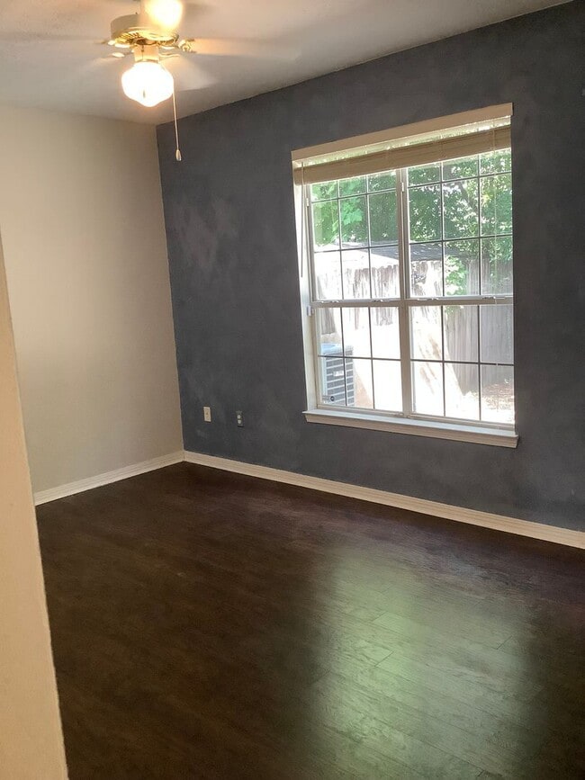 Building Photo - Spacious 3BR/3BA Townhome in PRIME location!!
