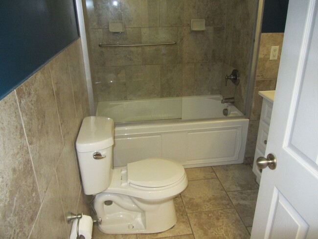 Building Photo - Charming 2 bedroom home close to St Francis!