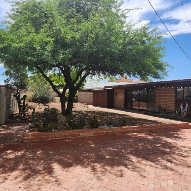 Building Photo - $1,995.00 Love this Midtown Midcentury 3 b...