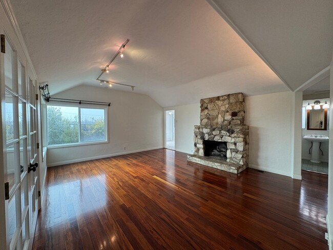 Building Photo - Stunning 2 Bedroom and 2 Bathroom Back Hou...