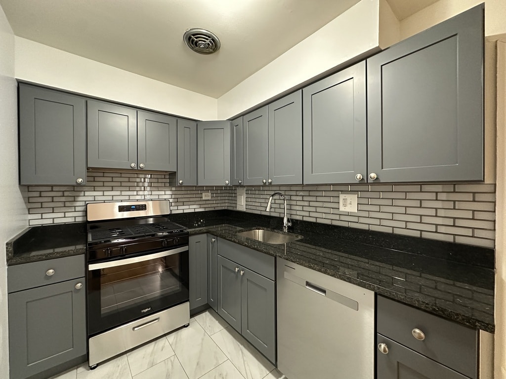 Building Photo - 1525 W Morse Ave