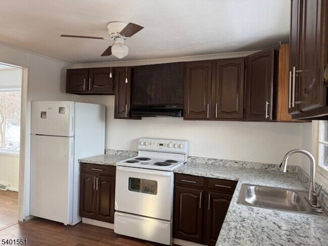 Building Photo - 59 Lakeview Dr