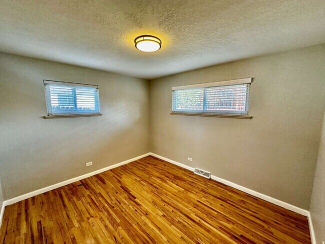 Building Photo - Cozy Home in Sunnyside!