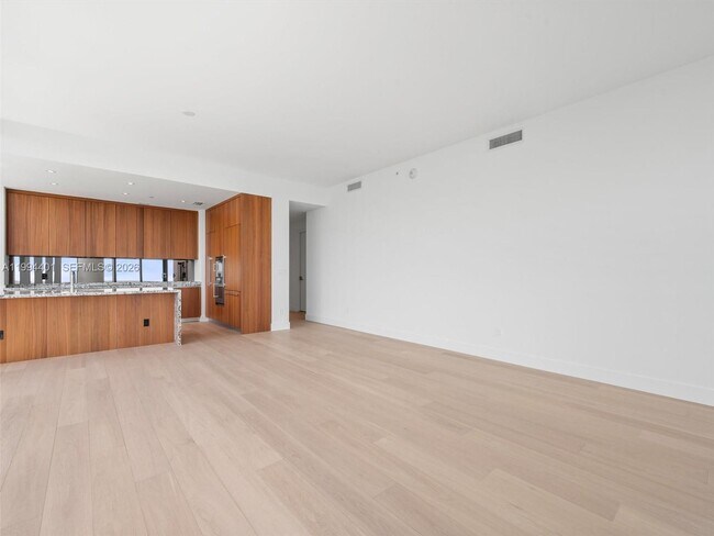 Building Photo - 175 25