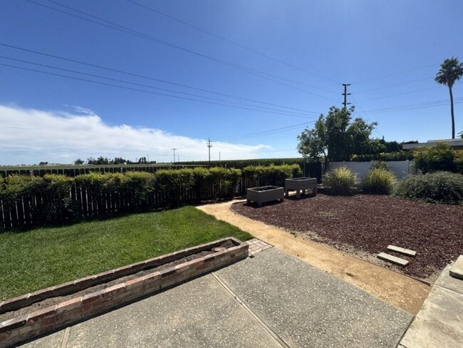 Building Photo - Charming 3 Bedroom Home with Foothill Views