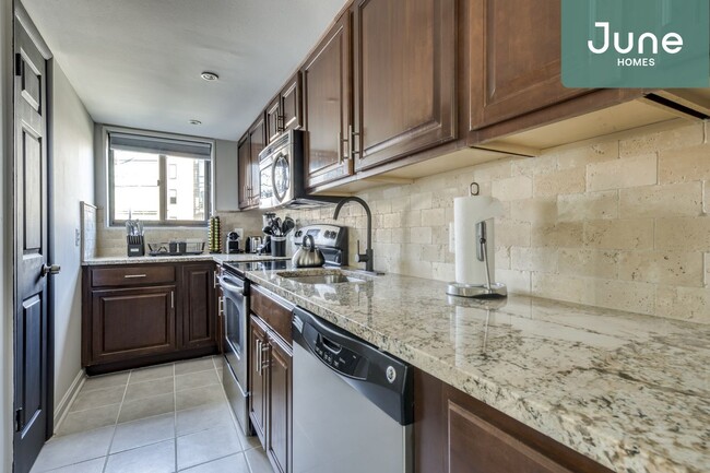 Building Photo - Queen room in 5-bed/2.5-bath Home