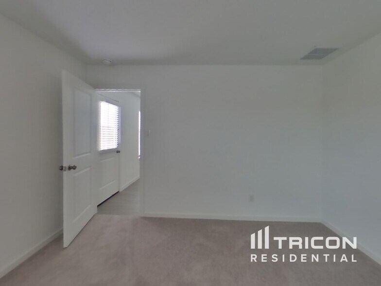 Building Photo - 1832 Kiwi Dr