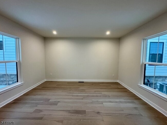 Building Photo - 61 Willow Ln