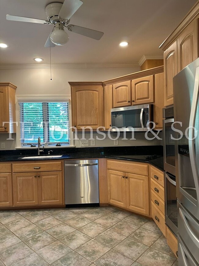 Building Photo - Gorgeous Three Bedroom in Tobaccoville- Mu...