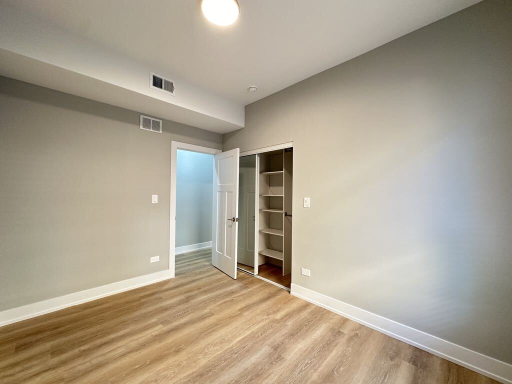 Building Photo - 443 W Belden Ave