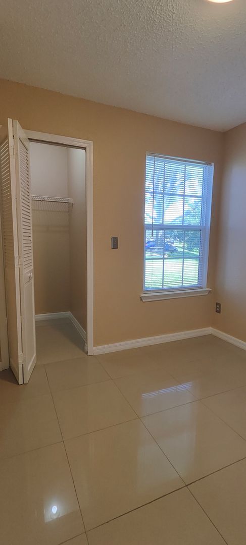 Building Photo - 2550 N Alafaya Trail