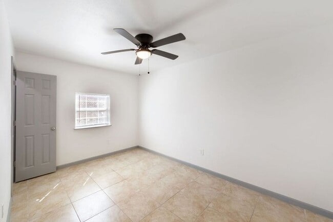 Building Photo - HALF OFF 1ST MONTHS RENT! NO DEPOSIT OPTION!* MOVE IN SPECIAL!