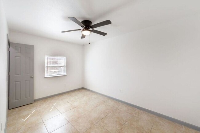 Building Photo - HALF OFF ON FIRST MONTHS RENT MOVE-IN SPECIAL