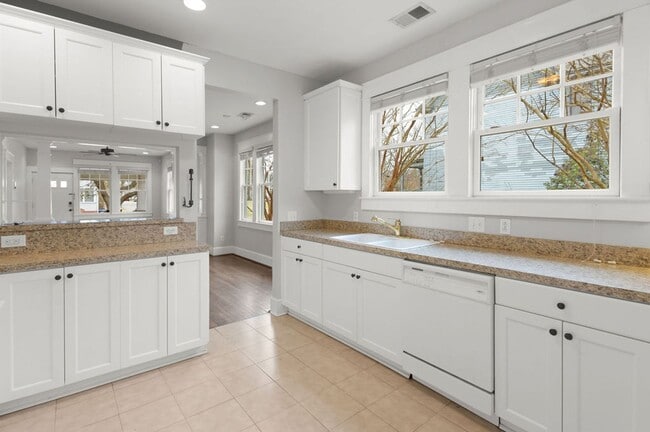 Building Photo - 2 Bed 2 Bath Home for Rent in Portsmouth