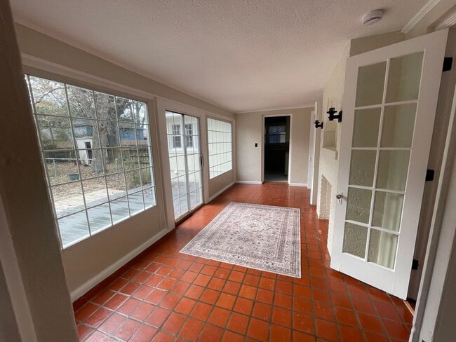 Building Photo - Highland Charmer! Come see Today!